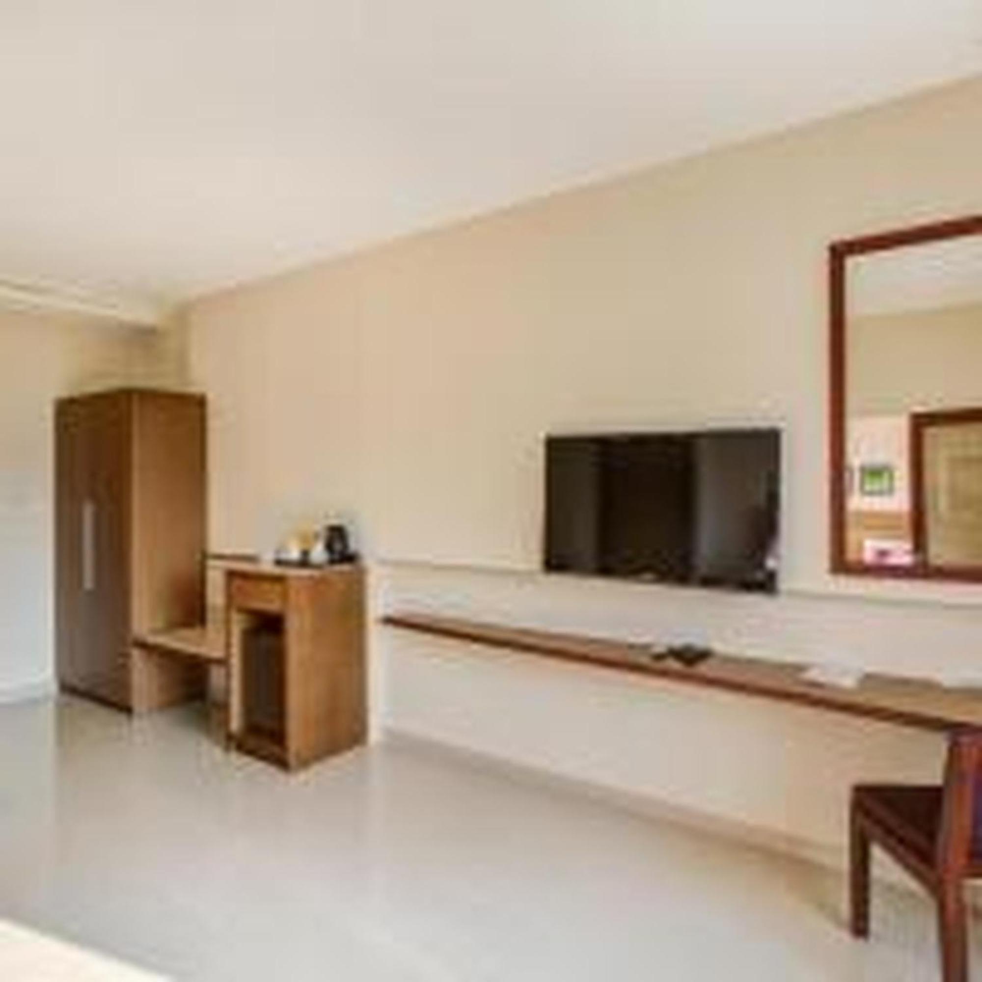 Jk Residency Kelakam Hotel Exterior photo